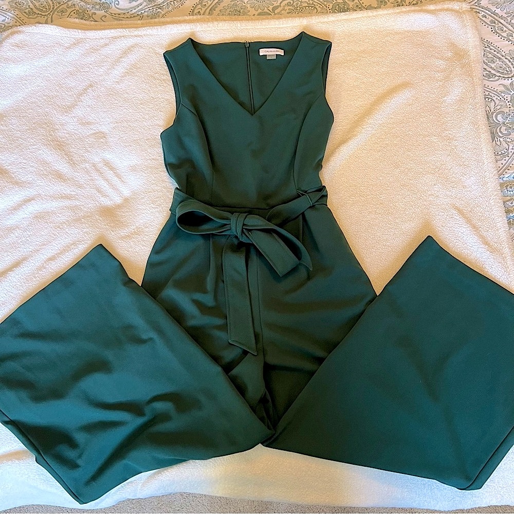 Calvin Klein v-neck solid green jumpsuit bow accents straight leg cut size 4